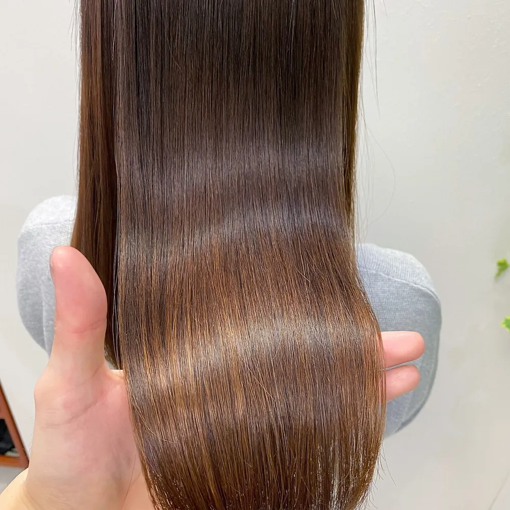 艶のあるストレートヘアの仕上がり